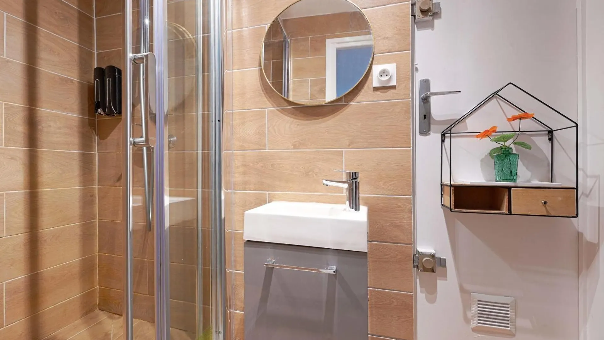 Apartment On Two Floors Close To Pigalle And Mouli Paris